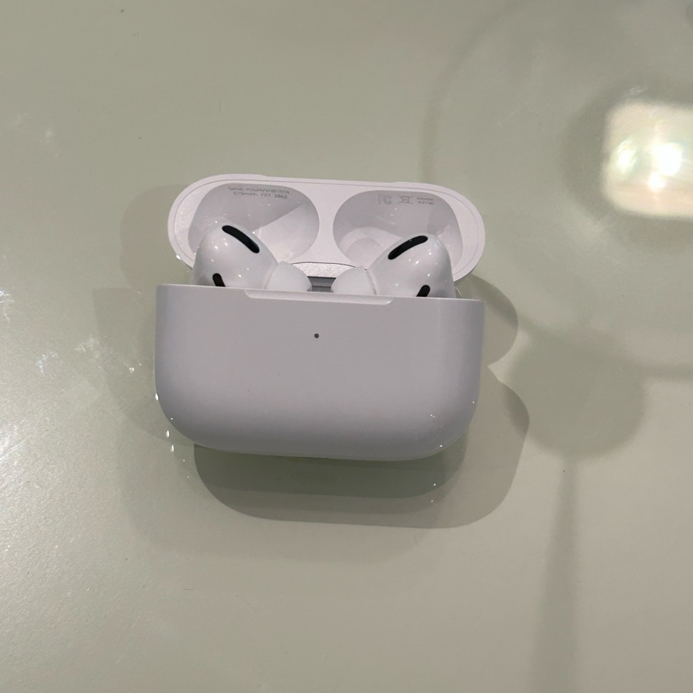 AirPod Pros - Picture 3 of 4